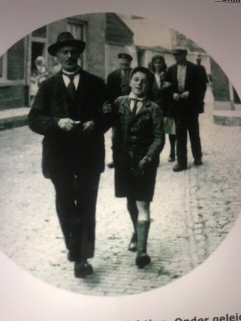 Blinden keren huiswaarts onder begeleiding (1923)